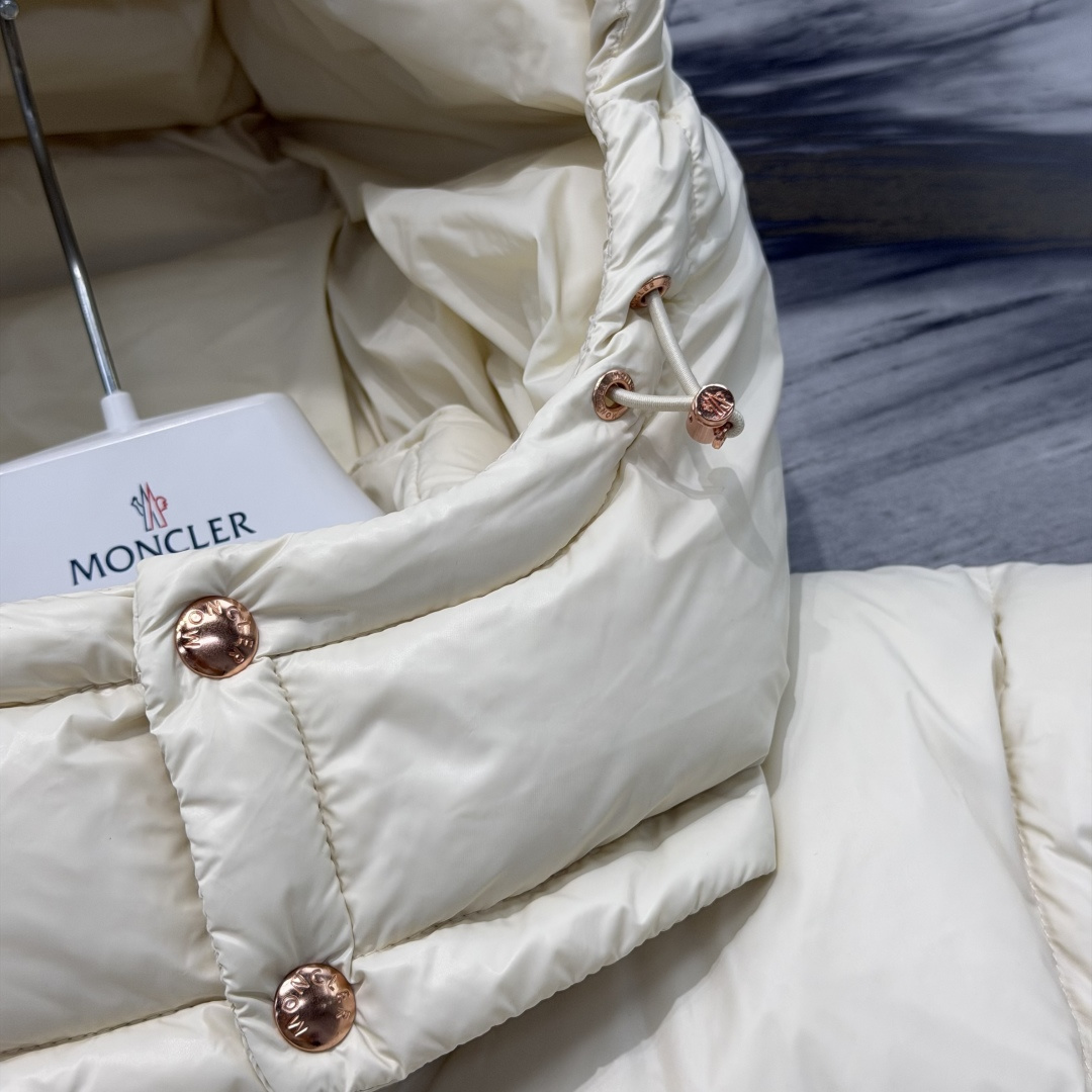 M0ncler 男士连帽短款羽绒夹克外套Serfanto羽绒夹克巧妙运用造型和纹理，尽展现代风格。短款设