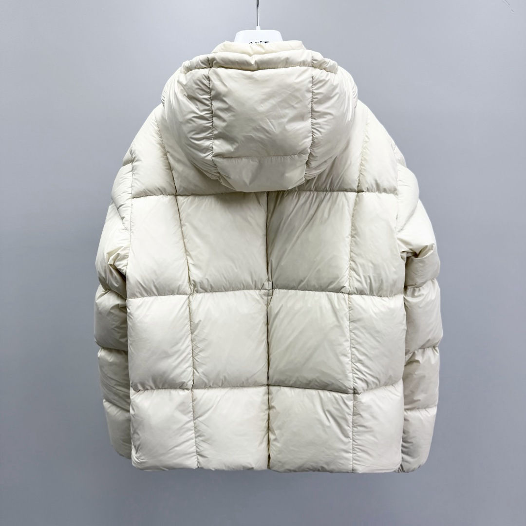 M0ncler 男士连帽短款羽绒夹克外套Serfanto羽绒夹克巧妙运用造型和纹理，尽展现代风格。短款设