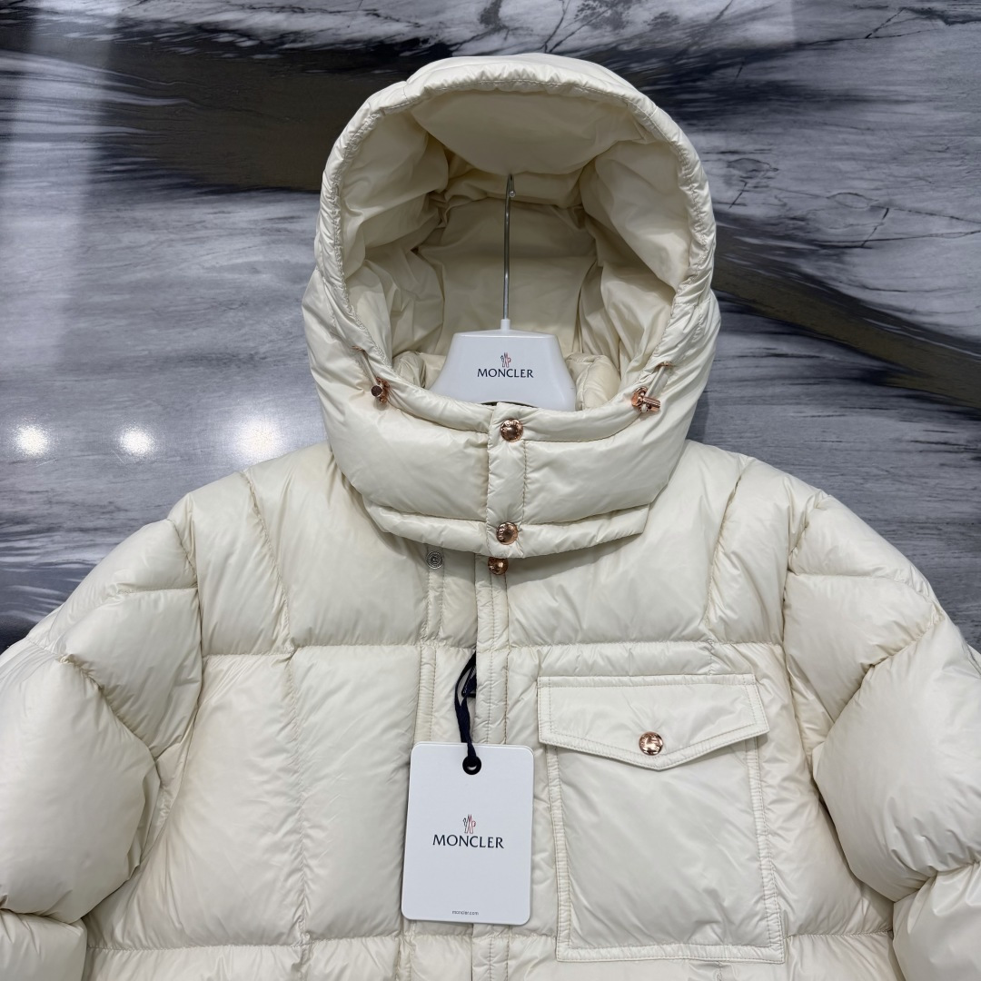 M0ncler 男士连帽短款羽绒夹克外套Serfanto羽绒夹克巧妙运用造型和纹理，尽展现代风格。短款设