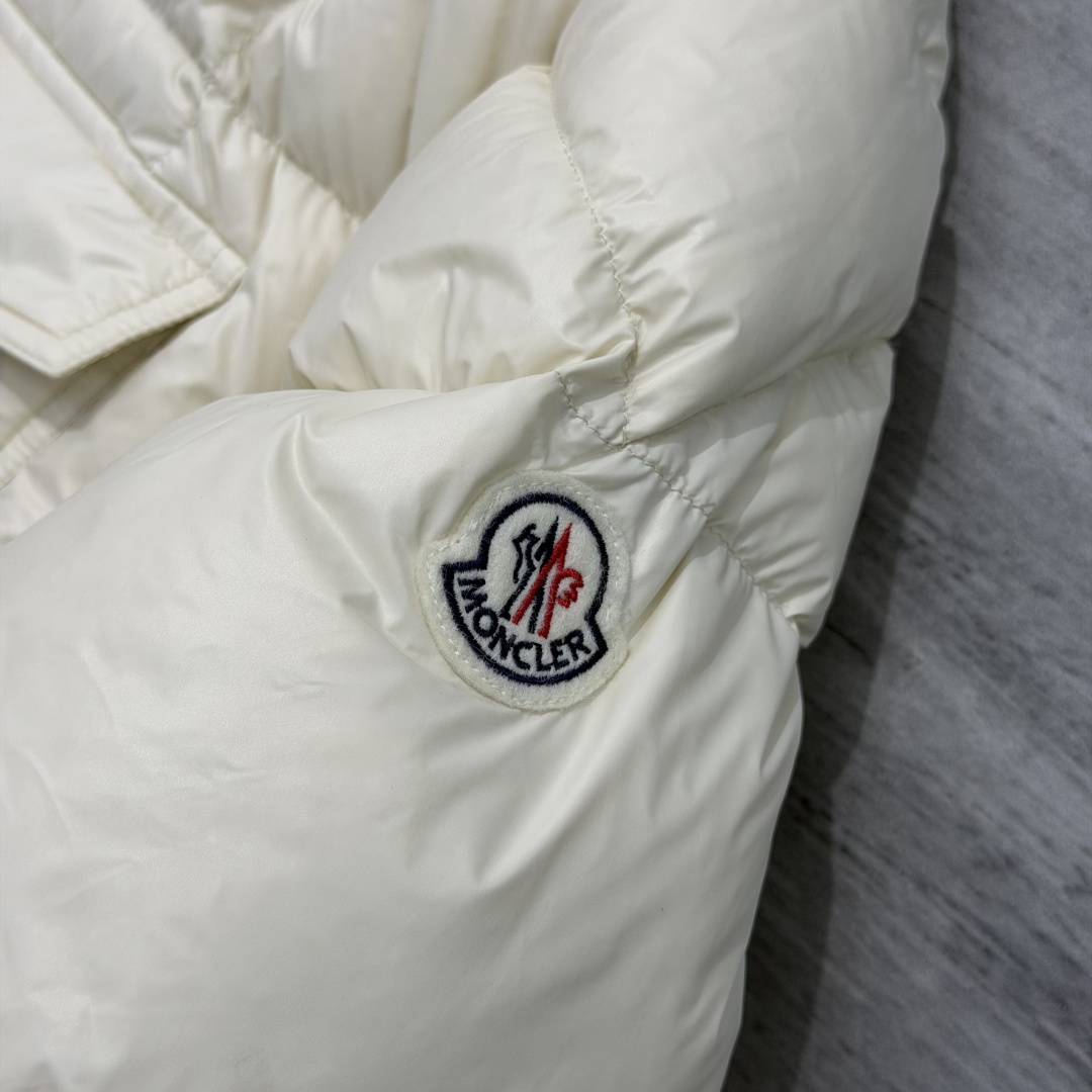 M0ncler 男士连帽短款羽绒夹克外套Serfanto羽绒夹克巧妙运用造型和纹理，尽展现代风格。短款设