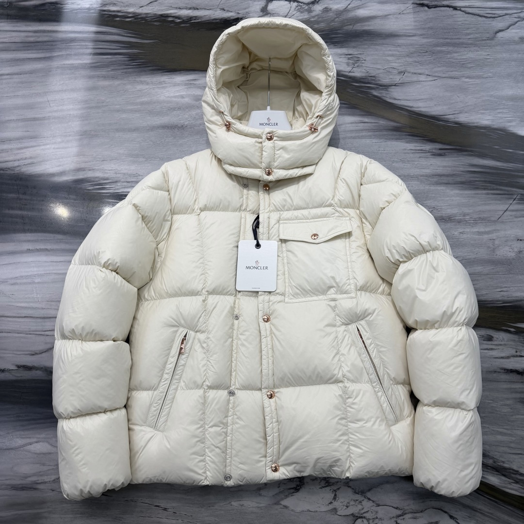 M0ncler 男士连帽短款羽绒夹克外套Serfanto羽绒夹克巧妙运用造型和纹理，尽展现代风格。短款设