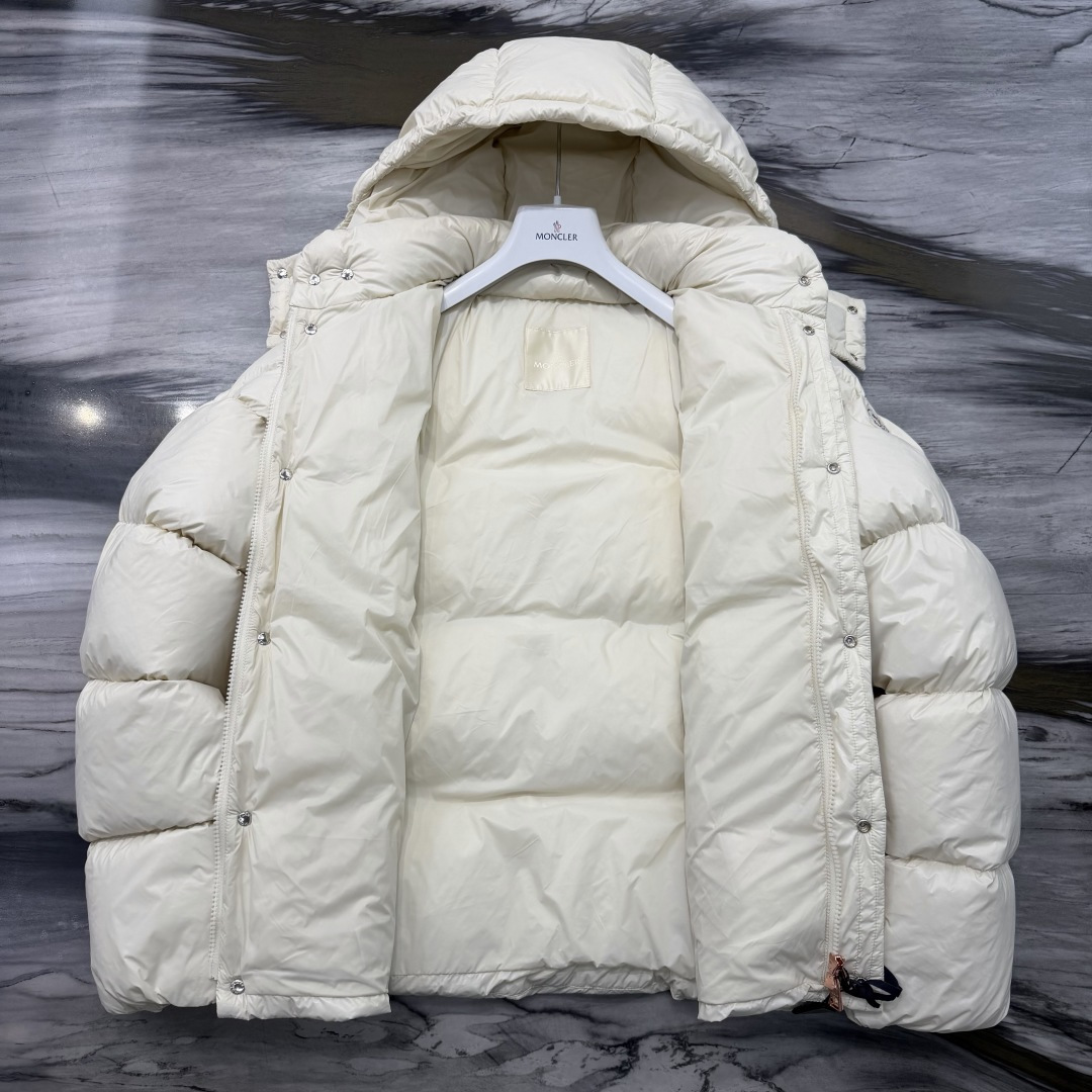 M0ncler 男士连帽短款羽绒夹克外套Serfanto羽绒夹克巧妙运用造型和纹理，尽展现代风格。短款设