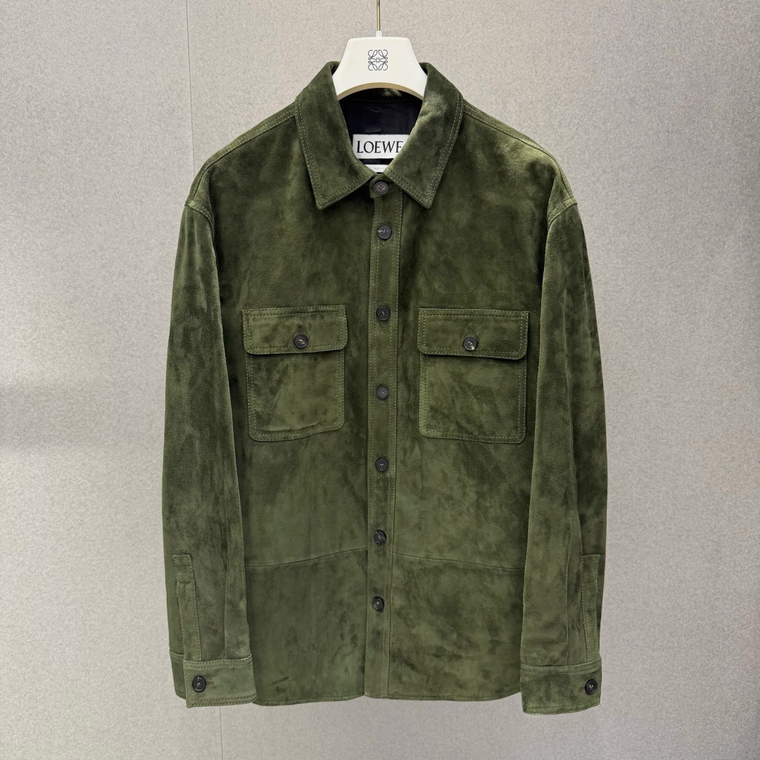 NO:900993,L0EWE Suede Sheep Leather Work Shirt Jacket .00 This work style shirt jacket combines LOEWE's handmade leather craftsmanship with retro work wear silhouettes. It is made of imported lamb suede that is delicate and light to the touch. The matte velvet suede has a warm texture, and the military green earth tone has a retro and relaxed atmosphere. It is a light luxury layering item that combines texture and practicality.  Loose and moderate standard-length cut, paired with classic shirt lapels, and the full placket is fastened with dark-patterned horn buttons of the same color; symmetrical double flap patch pockets on the front, with matching buttons on the flaps, restore the practical structure of retro workwear; long-sleeved cuffs are tied with a single button, neat and clean. There is an embossed stitching on the inside of the back panel of the body.  The Anagram logo leather label is low-key and hides the brand's classic totem. It abandons exaggerated exposed logos and interprets restrained high-end texture. The unlined lightweight design takes into account breathability and layering smoothness. It can be worn with knitted, shirts and T-shirts to cover commuting, leisure, and light outdoor scenes.  Product core details and parameters 1. The main material is lightweight suede lamb suede imported from Spain 2. The fit is slightly loose and straight with standard length, not tight or dragging 3. Classic shirt lapels 4. All-over natural horn buttons on the placket 5. Double-button flap work patch pockets on the chest, invisible pockets on both sides 6. Anagram four-leaf logo leather patch embossed on the inside of the back of the logo 7.  Adjustable long-sleeved cuffs with a single horn button at the cuffs 8. Lightweight structure without lining, reducing the weight on the upper body 9. Fully hand-cut and sewn in Spain 2842617056, Loewe-clothing, loewe, jackets & coats, shirts, tees, t-shirt, sheepskin, chamois leather,19860909L0EWE 绒面羊皮革工装衬衫外套 .00 这件工装风衬衫外套将罗意威手工皮革工艺与复古工装廓形融合,甄选触感细腻轻盈的进口小羊麂皮打造,哑光丝绒绒面自带温润肌理,军绿色大地色调自带复古松弛氛围感,是兼具质感与实穿性的轻奢叠穿单品. 宽松适度的标准长度剪裁,搭配经典衬衫翻领,全门襟同色系暗纹牛角纽扣开合；前幅对称双翻盖贴袋,袋盖配同款纽扣,还原复古工装实用结构；长袖袖口以单颗纽扣收束,利落干净.衣身后幅内侧缝制压纹Anagram标识皮标,低调暗藏品牌经典图腾,摒弃夸张外露logo,诠释内敛高级质感.无衬里轻量化设计,兼顾透气与叠穿顺滑度,内搭针织、衬衫、T恤均可覆盖通勤、休闲、轻户外多场景穿搭. 产品核心细节参数 1. 主体面料西班牙进口轻盈绒面小羊麂皮 2. 版型微宽松直筒标准衣长,不紧绷不拖沓 3. 领型经典衬衫翻领 4. 门襟通体天然牛角同色纽扣 5. 口袋胸前双纽扣翻盖工装贴袋,两侧隐形插袋 6. 标识衣后内侧压印Anagram四叶徽标皮质贴片 7. 袖口单颗牛角扣可调节长袖袖口 8. 内里无衬里轻量化结构,减轻上身负重 9. 西班牙全手工裁片缝制 2842617056,罗意威-服装,loewe,jackets & coats,shirts,tees，t-shirt,sheepskin,chamois leather,,Women's clothing