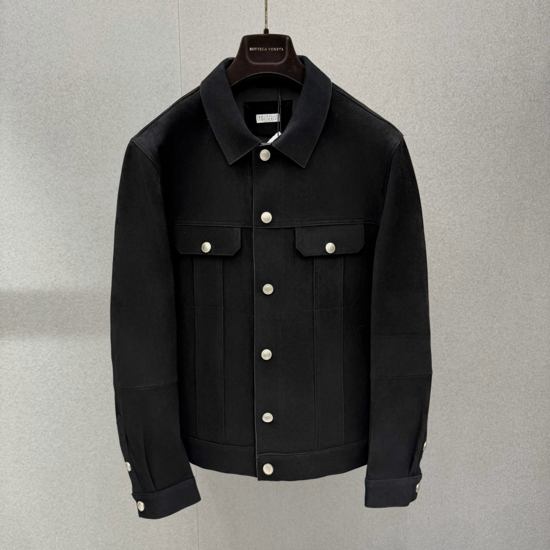 NO:901059,Brunell0 Cucinelli Black Suede Work Truck Jacket .00 This suede work jacket reshapes the silhouette of the classic truck jacket, blending American retro work wear silhouettes with top-notch Italian leather craftsmanship. It is a light luxury old-money style item with both texture and versatility. It is made of fine and silky first-layer frosted goat suede, with a matte velvet texture on the surface. It naturally fades with warmth as it is worn, giving it a retro layered feel.  A neat standard shirt lapel with an all-over silver matte metal snap placket, symmetrical double front flap chest pockets with snap buttons of the same color, and embedded diagonal pockets on both sides for storage practicality; the body is divided with open lines to enhance three-dimensional tailoring, and the straight and slightly short version optimizes the proportions of the upper and lower bodies, adapting to multiple layers regardless of body shape  It is layered. The lining is light and smooth to reduce the friction of putting on and taking off. Adjustable snap buttons are added at the end of the hem to tighten the silhouette at will. There are no unnecessary exaggerated logos on the whole. It relies on the texture of the leather itself to convey low-key luxury. The inner layer can be worn with knitted fabrics, shirts, and T-shirts to cover all scenarios of commuting, leisure, and light business.  Product details and parameters 1. The main fabric is Italian first-layer goat frosted suede 2. The lining is full-width thin rayon smooth lining 3. Hardware matte silver brand-engraved metal snaps 4. Collar type standard shirt lapel 5. Pockets with double flap chest pockets + bilateral diagonal pockets 6. Standard fit straight short cut 7. Single metal snap button on the cuffs to adjust the cuffs 8.  Adjustable snap buttons on both sides at the end of the hem 9. Fully hand-made by Solomeo workshop in Italy 2842617074, men's clothing, brunello cucinelli, jackets & coats, jackets & coats, shirts, tees, t-shirt, chamois leather,19860909Brunell0 Cucinelli 黑色绒面工装卡车夹克 .00 这件麂皮工装夹克重塑经典卡车外套廓形,将美式复古工装轮廓与意大利顶级皮革工艺融合,是兼具质感与百搭属性的轻奢老钱风单品.甄选细腻丝滑的头层磨砂山羊麂皮,表层自带哑光丝绒肌理,随穿着自然形成温润落色,越穿越富有复古层次感. 利落标准衬衫翻领搭配通体银色哑光金属按扣门襟,前幅对称双翻盖胸袋搭配同色系按扣,两侧嵌入式斜插袋兼顾收纳实用性；衣身分割明线强化立体剪裁,直筒微短版型优化上下身比例,不挑身形适配多层叠穿.内里轻薄顺滑衬布降低穿脱摩擦,衣摆尾端增设调节按扣,可随心收紧廓形.整体无多余夸张标识,依靠皮革本身质感传递低调奢华,内搭针织、衬衫、T恤皆可覆盖通勤、休闲、轻商务全场景穿搭. 产品细节参数 1. 主体面料意大利头层山羊磨砂麂皮 2. 内衬全幅轻薄人丝顺滑衬里 3. 五金哑光银色品牌刻印金属按扣 4. 领型标准衬衫翻领 5. 口袋双翻盖胸袋+双侧斜插口袋 6. 版型标准合身直筒短款剪裁 7. 袖口单颗金属按扣可调节袖口 8. 下摆尾端双侧调节按扣 9. 意大利Solomeo工坊全手工裁制 2842617074,男装,brunello cucinelli,jackets & coats,jackets & coats,shirts,tees，t-shirt,chamois leather,,Women's clothing