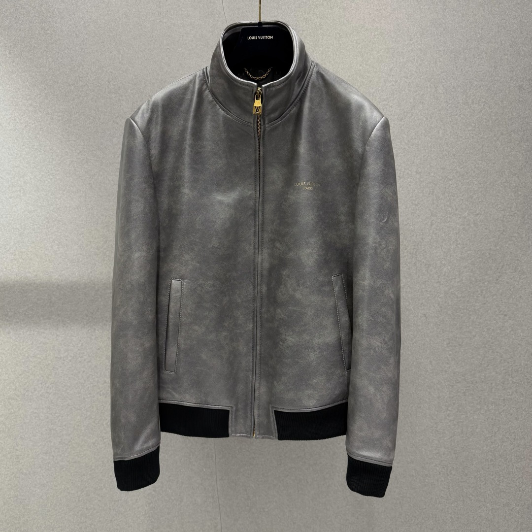 NO:897986,1V Nappa Sheep Leather Zippered Jacket This bomber jacket is made of imported nappa lamb leather with a specific weight and uses an exclusive washed and distressed process. The body forms a natural gradient gray mottled texture. Each texture is unique and has a retro and distressed atmosphere. The neat stand-up collar is matched with the same color black rib knitted collar, cuffs and hem. The elastic elastic knitted heat-locking shape combines the texture of retro workwear and daily comfort. .00  Loose fit, regular fit, standard length. Main material: Italian nappa lamb leather, washed and distressed. Hemming materials: black stretch rib knit (stand-up collar, cuffs, hem). Full-length metal zipper for opening and closing, exclusive zipper puller for Puzzle shape. Vertical welt pockets on both sides of the pockets, hidden welt pockets on the inside. Logo details embossed Anagram logo on the left chest, Anagram embossed leather patch on the back. Fully lined design. Hand-sewn in Italy.  Weight 1.45kg 2842614523,Louis Vuitton-clothing,louis vuitton,jackets & coats,sheepskin,198609091V 纳帕羊皮革拉链夹克 这款飞行员夹克甄选中克重进口纳帕小羊皮革打造,采用专属水洗做旧工艺,衣身形成自然渐变灰调斑驳肌理,每件纹理独一无二,自带复古做旧氛围感.利落立领搭配同色系黑色罗纹针织领、袖口与下摆,松紧弹力针织锁温定型,兼顾复古工装质感与日常舒适穿着. .00 版型宽松常规版型,标准衣长 主料意大利纳帕小羊皮革,水洗做旧处理 包边辅料黑色弹力罗纹针织（立领、袖口、下摆） 开合设计全长金属拉链,Puzzle造型专属拉链头 口袋双侧竖向嵌线插袋,内侧隐藏嵌线口袋 标识细节左胸压印Anagram徽标,后背Anagram压纹皮革贴片 内衬全衬里设计 产地意大利手工缝制 重量1.45kg 2842614523,路易威登-服装,louis vuitton,jackets & coats,sheepskin,,Women's clothing