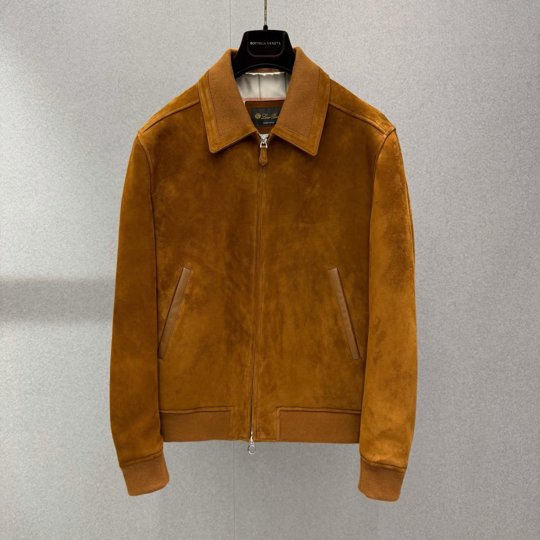 NO:901043,L0ro piana lapel zipper suede bomber jacket .00 Maremma jacket is inspired by archive country hunting clothes, reinterpreting the classic pilot silhouette; named after the Maremma production area in Tuscany, Italy, it carries rich Tuscan customs and retro workwear genes. Select the brand's exclusive Portobello  Suede kid suede is hand-cut, and each piece of leather is divided according to the proportion of the original leather. It feels soft and plump, with a delicate and soft texture. The upper body hangs smoothly and fits the body shape, with both stiffness and relaxation.  The rib knitted edge runs through the lapels, hem and cuffs. It is made of fine cashmere blended knitted fabric, which is soft and skin-friendly and not easy to deform. The front panel is opened and closed with a two-way metal zipper. The zipper leather puller is of the same origin as the suede of the body; welted stitching is inserted diagonally on both sides.  The pocket and the mouth of the bag are spliced with smooth calfskin of the same color to improve wear resistance and layered texture; the entire back has no divided panels, restoring the clean and simple old money aesthetic. The interior is equipped with a light beige cashmere blend lining, making it smooth to put on and take off without friction.  2. Product core features: Fabric: Portobello goat suede imported from Italy; Trimming materials: Cashmere blended rib knitting (collar, cuffs, hem); Details: two-way metal zipper + suede zipper puller; double-sided cowhide trim pockets; stand-up and reversible lapels; full back cut; standard straight pilot short style, neat and not tight; suitable for turtlenecks, shirts, and knitted Polo; hand-sewn in Italy.  2842616096,men's clothing,jackets & coats,shirts,cowhide,chamois leather,19860909L0ro piana 翻领拉链麂皮飞行员夹克 .00 Maremma夹克以典藏乡村猎装为灵感,重新演绎经典飞行员廓形；命名源自意大利托斯卡纳Maremma产区,承载浓郁托斯卡纳风土底蕴与复古工装基因.甄选品牌专属Portobello Suede小山羊麂皮手工裁制,每一块皮料都依据原生皮幅比例分割,触感软糯丰盈,肌理细腻柔和,上身垂顺贴合身形,兼具挺括度与松弛感. 罗纹针织包边贯穿翻领、下摆与袖口,选用细腻羊绒混纺针织打造,柔软亲肤且不易变形；前幅双向金属拉链开合,拉链皮拉片与衣身麂皮同源；两侧斜插嵌线口袋,袋口拼接同色系光面小牛皮,提升耐磨度与层次质感；后背整片无分割裁片,还原利落简约的老钱审美,内里搭配浅米色羊绒混纺衬里,穿脱顺滑不摩擦. 二、产品核心特征 面料意大利进口Portobello小山羊麂皮 包边辅料羊绒混纺罗纹针织（领、袖口、下摆） 细节双向金属拉链+麂皮拉链头、双侧牛皮饰边插袋、翻领可立可翻、整片后背剪裁 版型标准直身飞行员短款,利落不紧绷,适配内搭高领衫、衬衫、针织Polo 产地意大利手工缝制 2842616096,男装,jackets & coats,shirts,cowhide,chamois leather,,Women's clothing