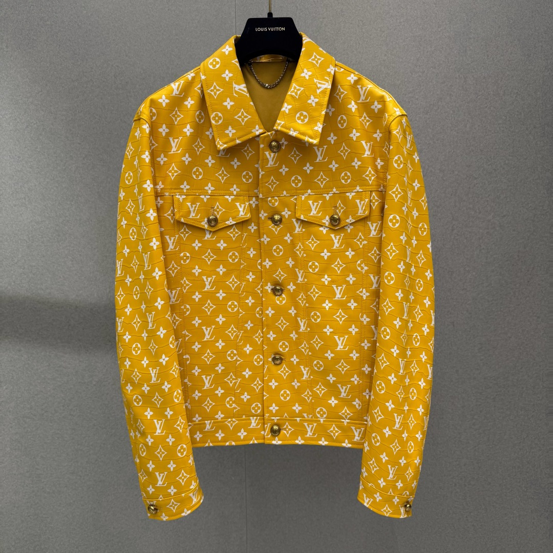 NO:900962,1V Croc-print leather truck jacket 0 Fit Standard straight truck jacket fit Main material: crocodile-embossed grained cow leather with Monogram pattern printed all over Brass hardware engraved with LV logo buttons Structured lapels, double-flap chest pockets, single-button adjustment at cuffs, full button placket Three-dimensional leather embroidered LV letters + slogan 'THE SUN IS SHINING ON US' on the back Fully lined with solid satin Handmade in Italy  2842616037,Louis Vuitton-clothing,louis vuitton,louis vuitton,jackets & coats,cowhide,198609091V 鳄鱼纹皮革卡车夹克 0 版型标准直身卡车夹克版型 主料鳄鱼纹压纹粒面牛皮革,满印Monogram图案 五金黄铜镌刻LV标识纽扣 结构翻领、双翻盖胸袋、袖口单扣调节、全开纽扣门襟 背面细节立体皮革刺绣LV字母+标语「THE SUN IS SHINING ON US」 内衬纯色缎面全衬里 产地意大利手工制作 2842616037,路易威登-服装,louis vuitton,louis vuitton,jackets & coats,cowhide,,Women's clothing