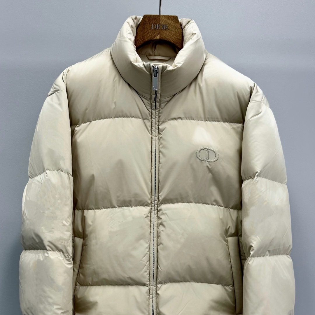 Di0r CD刺绣立领短款羽绒服 这款羽绒服兼顾保暖性能与简约格调,选用防风耐磨功能性面料,填充高品质羽绒,带来出众保暖 Di0r CD刺绣立领短款羽绒服 这款羽绒服兼顾保暖性能与简约格调,选用防风耐磨功能性面料,填充高品质羽绒,带来出众保暖