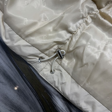 Di0r CD刺绣立领短款羽绒服 这款羽绒服兼顾保暖性能与简约格调,选用防风耐磨功能性面料,填充高品质羽绒,带来出众保暖 Di0r CD刺绣立领短款羽绒服 这款羽绒服兼顾保暖性能与简约格调,选用防风耐磨功能性面料,填充高品质羽绒,带来出众保暖
