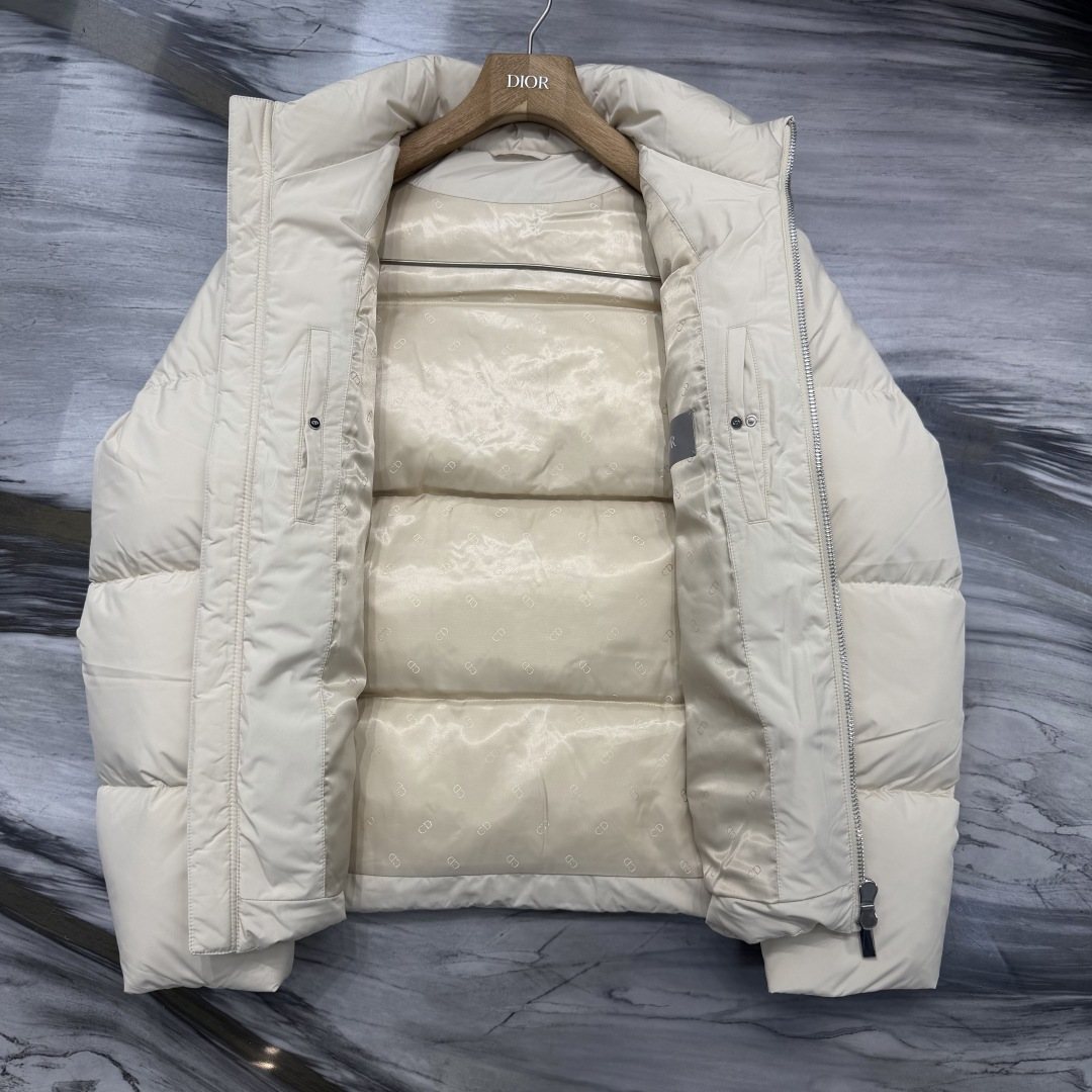 Di0r CD刺绣立领短款羽绒服 这款羽绒服兼顾保暖性能与简约格调,选用防风耐磨功能性面料,填充高品质羽绒,带来出众保暖 Di0r CD刺绣立领短款羽绒服 这款羽绒服兼顾保暖性能与简约格调,选用防风耐磨功能性面料,填充高品质羽绒,带来出众保暖