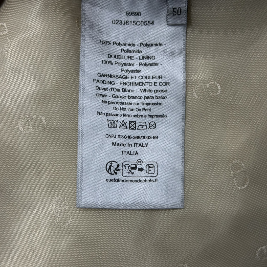 Di0r CD刺绣立领短款羽绒服 这款羽绒服兼顾保暖性能与简约格调,选用防风耐磨功能性面料,填充高品质羽绒,带来出众保暖 Di0r CD刺绣立领短款羽绒服 这款羽绒服兼顾保暖性能与简约格调,选用防风耐磨功能性面料,填充高品质羽绒,带来出众保暖