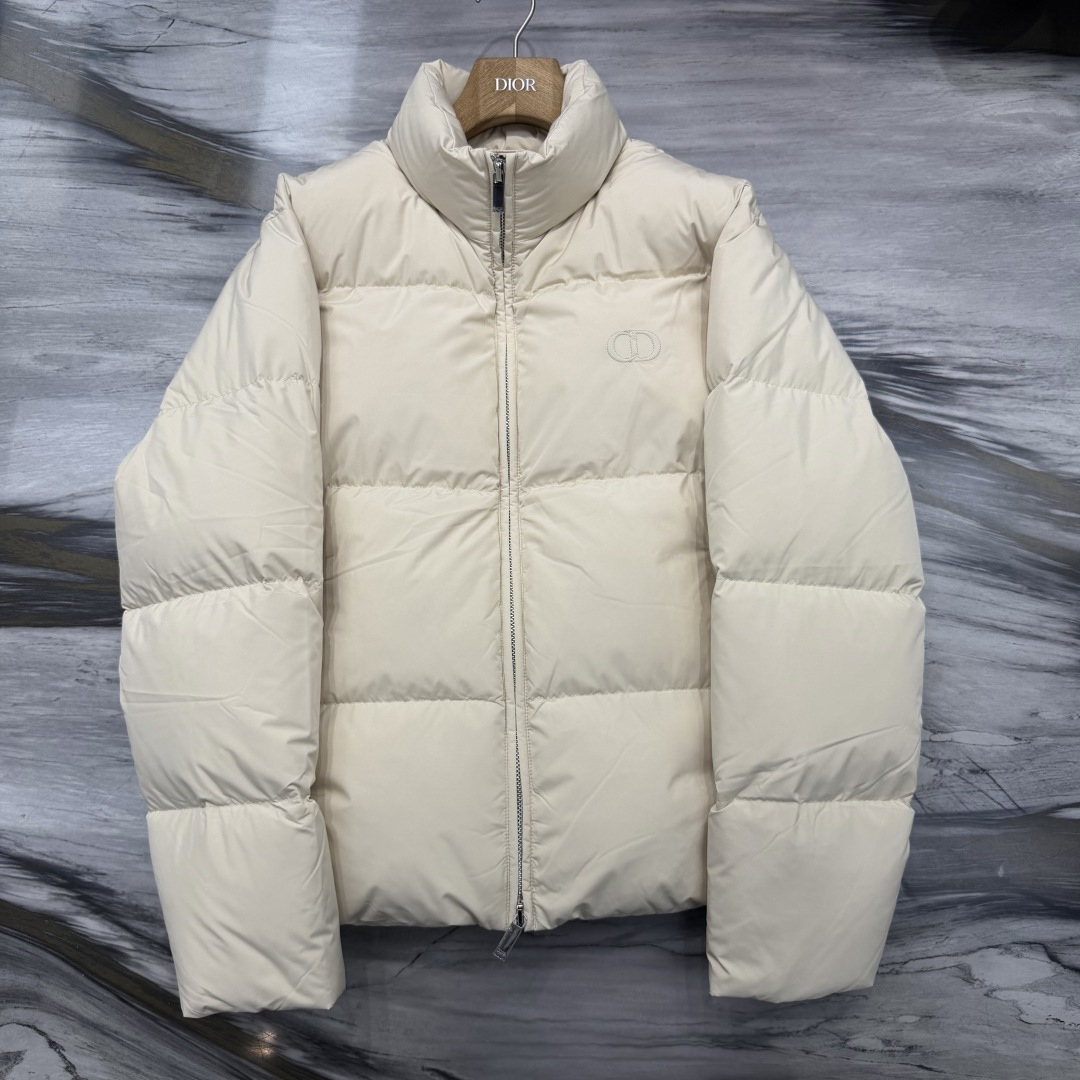 Di0r CD刺绣立领短款羽绒服 这款羽绒服兼顾保暖性能与简约格调,选用防风耐磨功能性面料,填充高品质羽绒,带来出众保暖 Di0r CD刺绣立领短款羽绒服 这款羽绒服兼顾保暖性能与简约格调,选用防风耐磨功能性面料,填充高品质羽绒,带来出众保暖