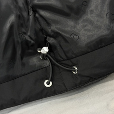Di0r CD刺绣立领短款羽绒服 这款羽绒服兼顾保暖性能与简约格调,选用防风耐磨功能性面料,填充高品质羽绒,带来出众保暖 Di0r CD刺绣立领短款羽绒服 这款羽绒服兼顾保暖性能与简约格调,选用防风耐磨功能性面料,填充高品质羽绒,带来出众保暖