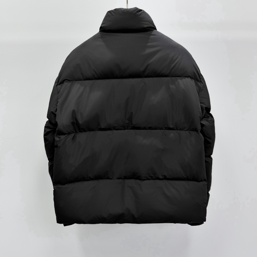 Di0r CD刺绣立领短款羽绒服 这款羽绒服兼顾保暖性能与简约格调,选用防风耐磨功能性面料,填充高品质羽绒,带来出众保暖 Di0r CD刺绣立领短款羽绒服 这款羽绒服兼顾保暖性能与简约格调,选用防风耐磨功能性面料,填充高品质羽绒,带来出众保暖