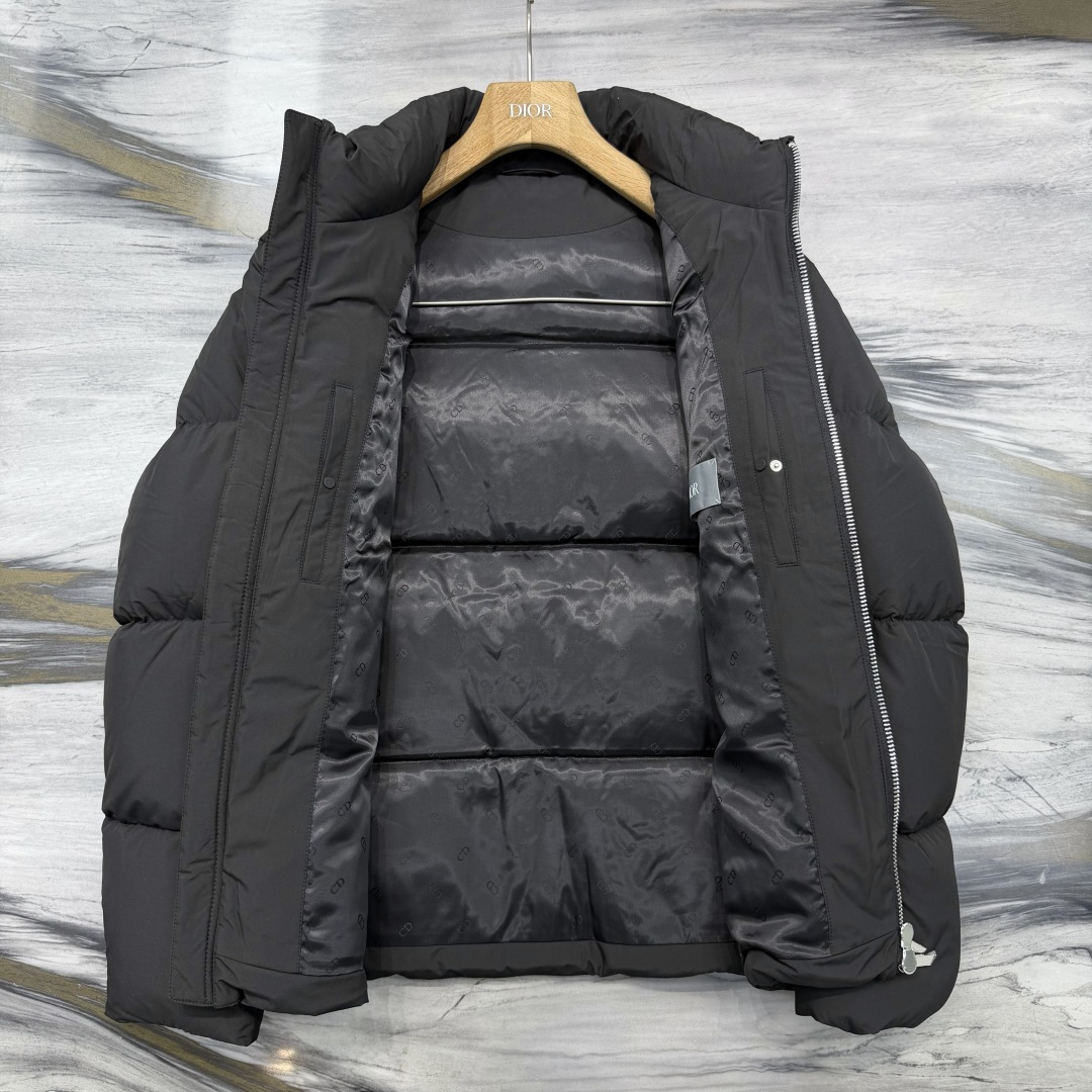 Di0r CD刺绣立领短款羽绒服 这款羽绒服兼顾保暖性能与简约格调,选用防风耐磨功能性面料,填充高品质羽绒,带来出众保暖 Di0r CD刺绣立领短款羽绒服 这款羽绒服兼顾保暖性能与简约格调,选用防风耐磨功能性面料,填充高品质羽绒,带来出众保暖