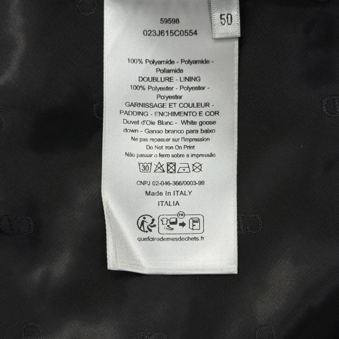 Di0r CD刺绣立领短款羽绒服 这款羽绒服兼顾保暖性能与简约格调,选用防风耐磨功能性面料,填充高品质羽绒,带来出众保暖 Di0r CD刺绣立领短款羽绒服 这款羽绒服兼顾保暖性能与简约格调,选用防风耐磨功能性面料,填充高品质羽绒,带来出众保暖