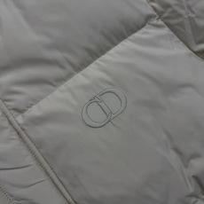 Di0r CD Icon 连帽绗缝羽绒夹克 这款CD Icon连帽绗缝羽绒夹克重塑经典运动版型。甄选哑光科技尼龙面料打造 Di0r CD Icon 连帽绗缝羽绒夹克 这款CD Icon连帽绗缝羽绒夹克重塑经典运动版型。甄选哑光科技尼龙面料打造