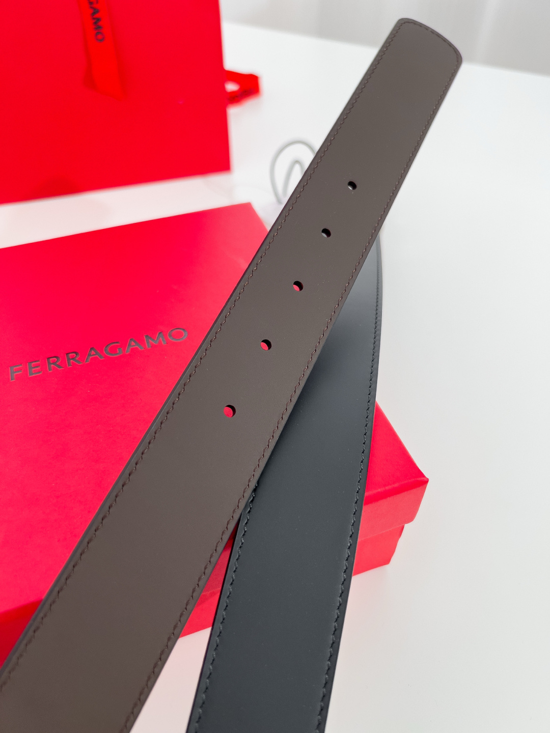 Ferragamo 代购级 菲拉格慕 进口头层小牛皮，双面牛皮材质