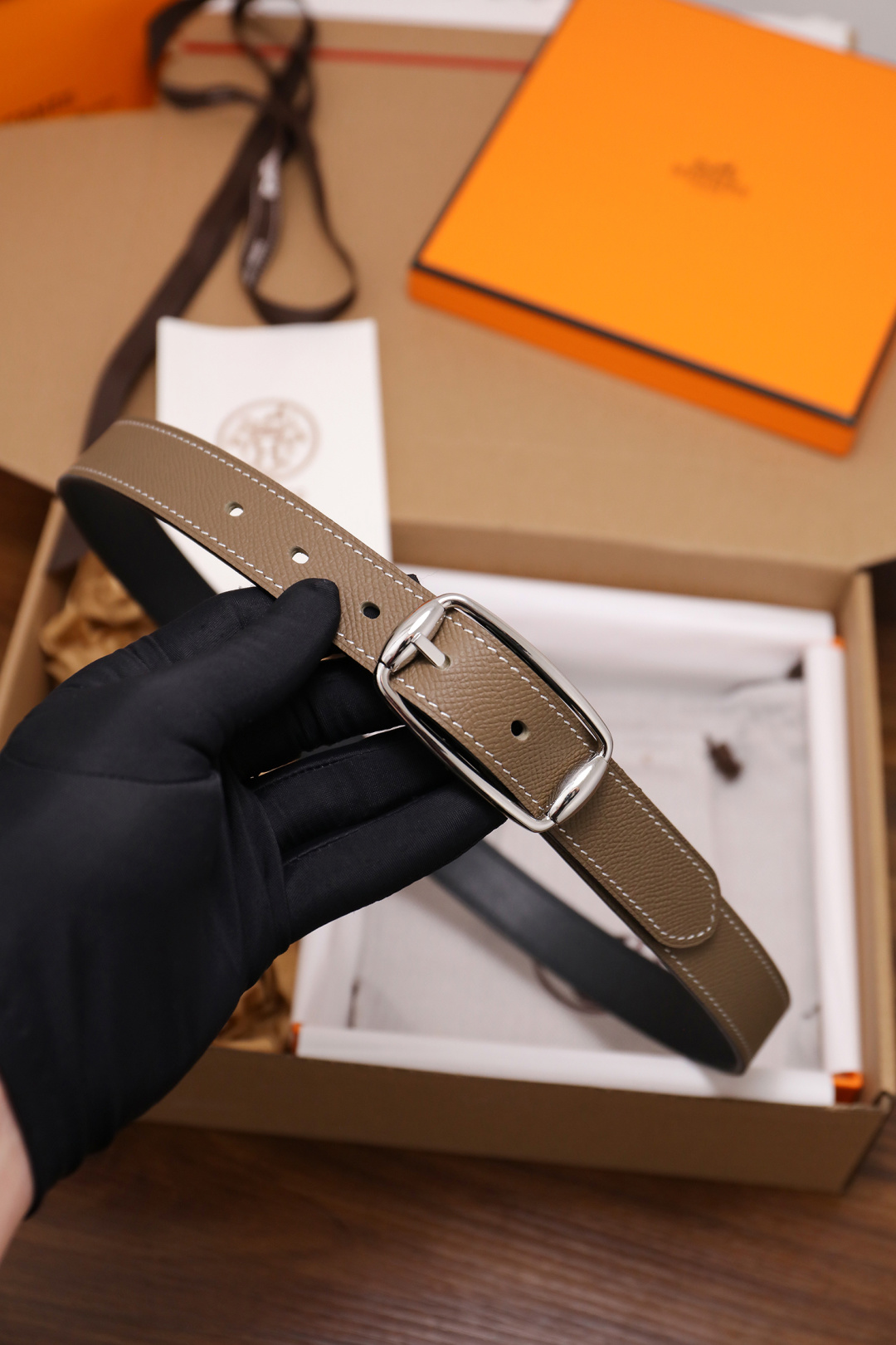 爱马仕 女士腰带 春夏最新款式 宽度2.5CM 纯进口好皮，全粒面EP掌纹皮，2,0厚小牛皮底皮，皮质柔