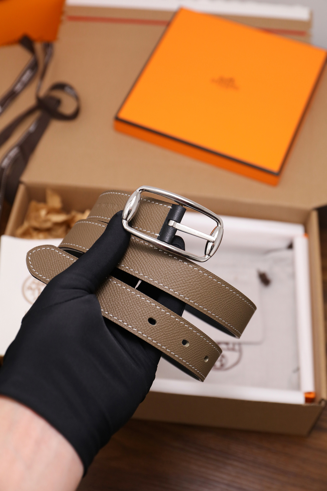爱马仕 女士腰带 春夏最新款式 宽度2.5CM 纯进口好皮，全粒面EP掌纹皮，2,0厚小牛皮底皮，皮质柔