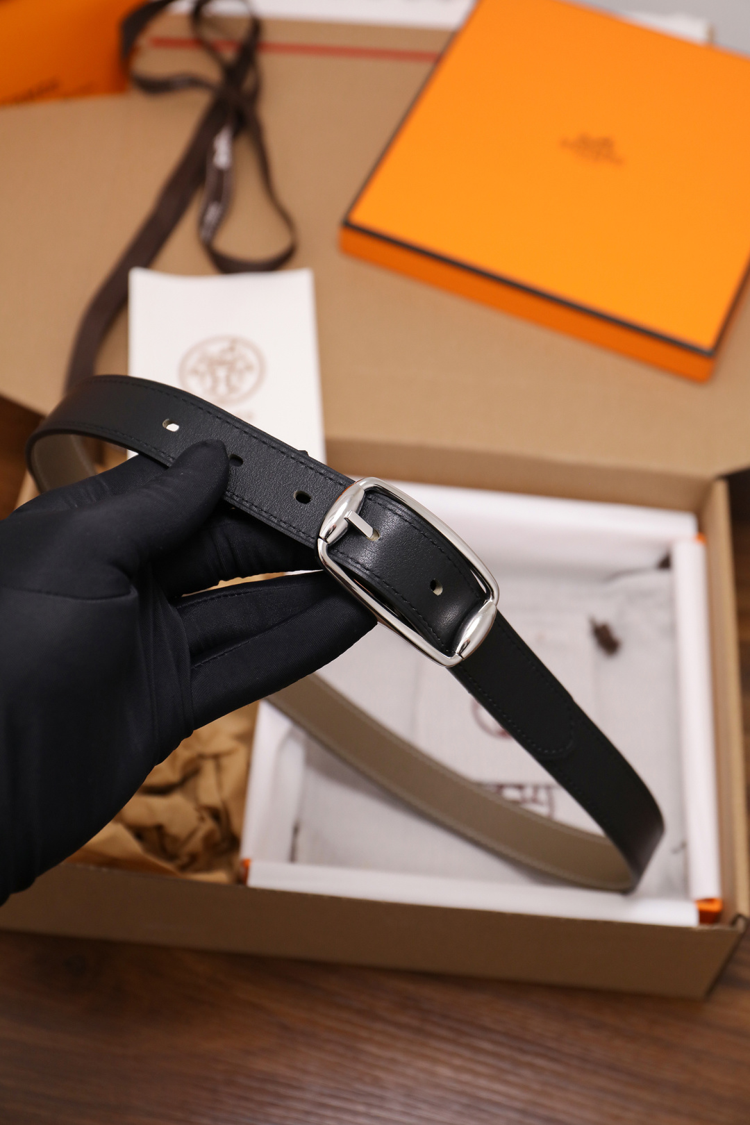 爱马仕 女士腰带 春夏最新款式 宽度2.5CM 纯进口好皮，全粒面EP掌纹皮，2,0厚小牛皮底皮，皮质柔