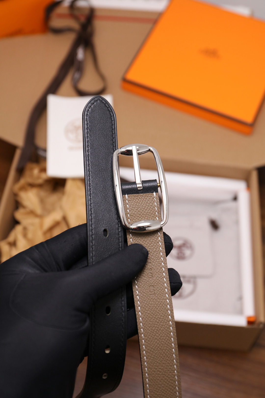 爱马仕 女士腰带 春夏最新款式 宽度2.5CM 纯进口好皮，全粒面EP掌纹皮，2,0厚小牛皮底皮，皮质柔