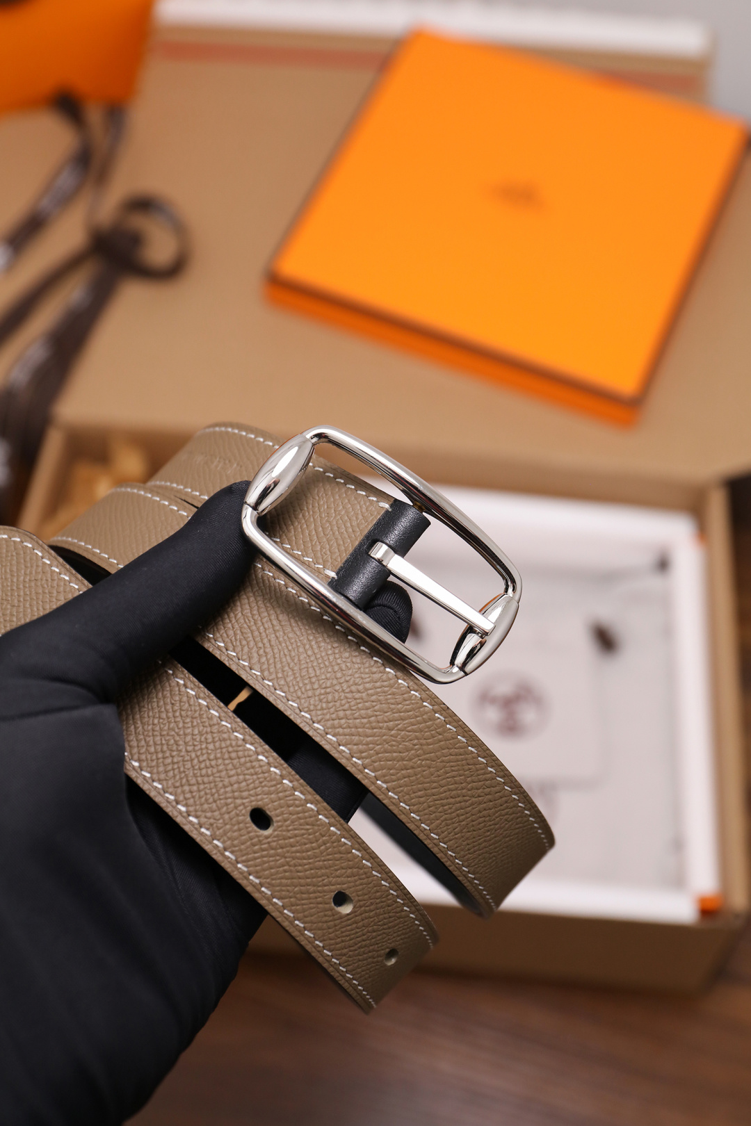 爱马仕 女士腰带 春夏最新款式 宽度2.5CM 纯进口好皮，全粒面EP掌纹皮，2,0厚小牛皮底皮，皮质柔