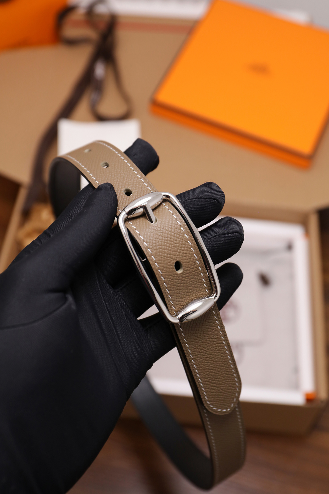 爱马仕 女士腰带 春夏最新款式 宽度2.5CM 纯进口好皮，全粒面EP掌纹皮，2,0厚小牛皮底皮，皮质柔