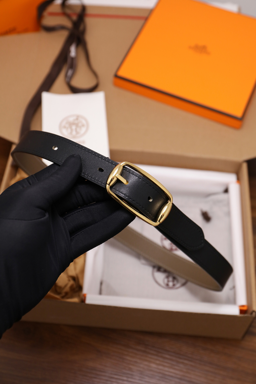 爱马仕 女士腰带 春夏最新款式 宽度2.5CM 纯进口好皮，全粒面EP掌纹皮，2,0厚小牛皮底皮，皮质柔