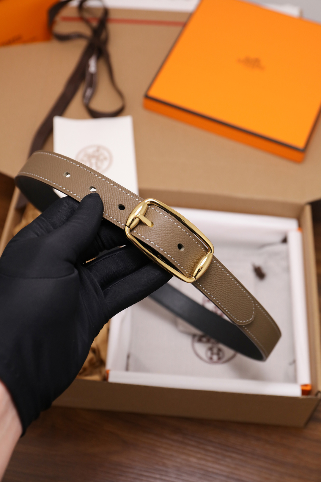 爱马仕 女士腰带 春夏最新款式 宽度2.5CM 纯进口好皮，全粒面EP掌纹皮，2,0厚小牛皮底皮，皮质柔