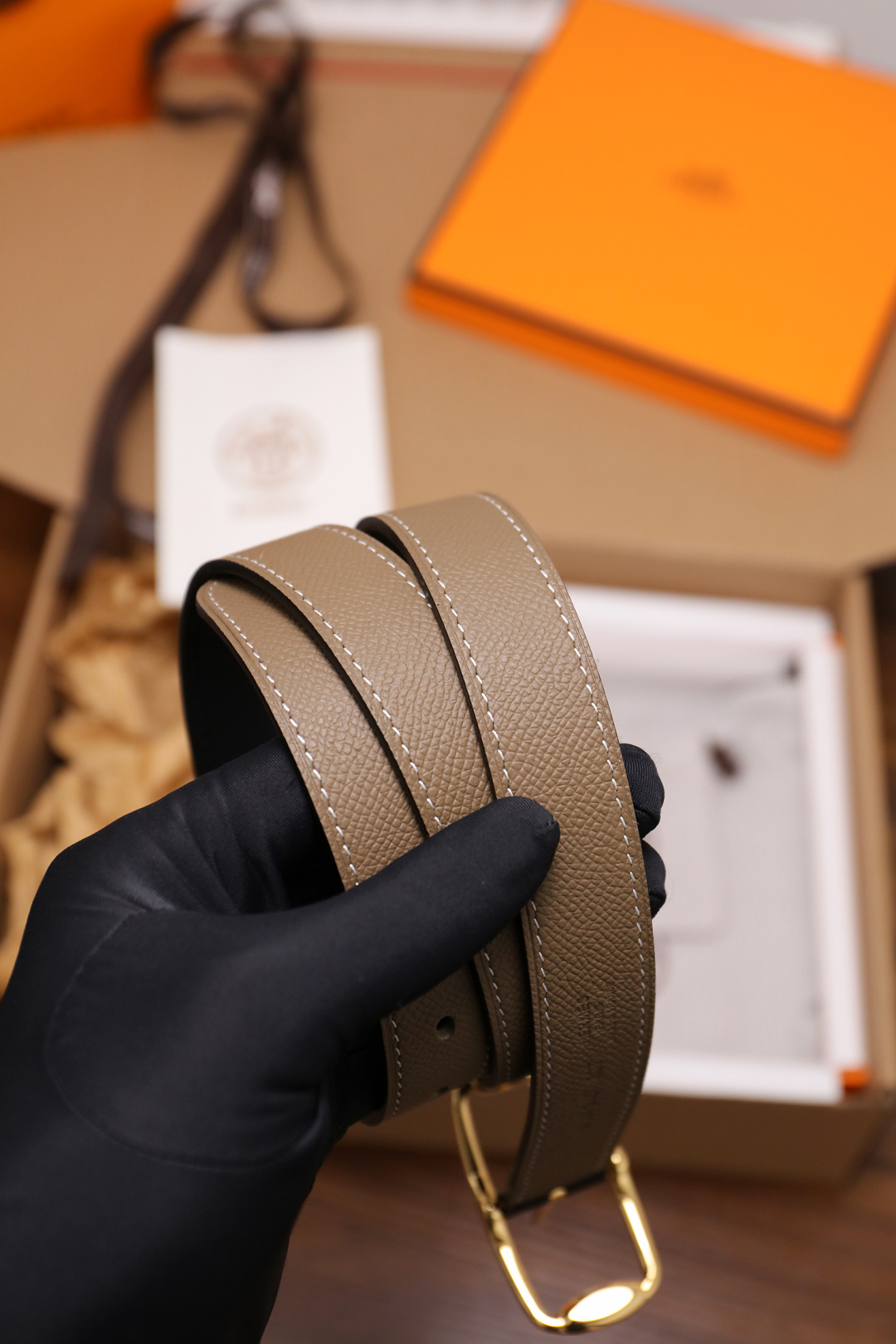 爱马仕 女士腰带 春夏最新款式 宽度2.5CM 纯进口好皮，全粒面EP掌纹皮，2,0厚小牛皮底皮，皮质柔