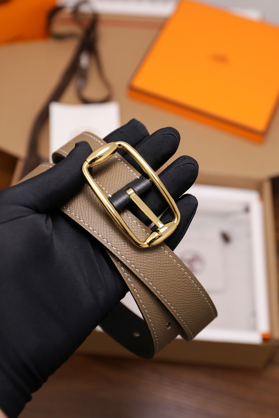 爱马仕 女士腰带 春夏最新款式 宽度2.5CM 纯进口好皮，全粒面EP掌纹皮，2,0厚小牛皮底皮，皮质柔