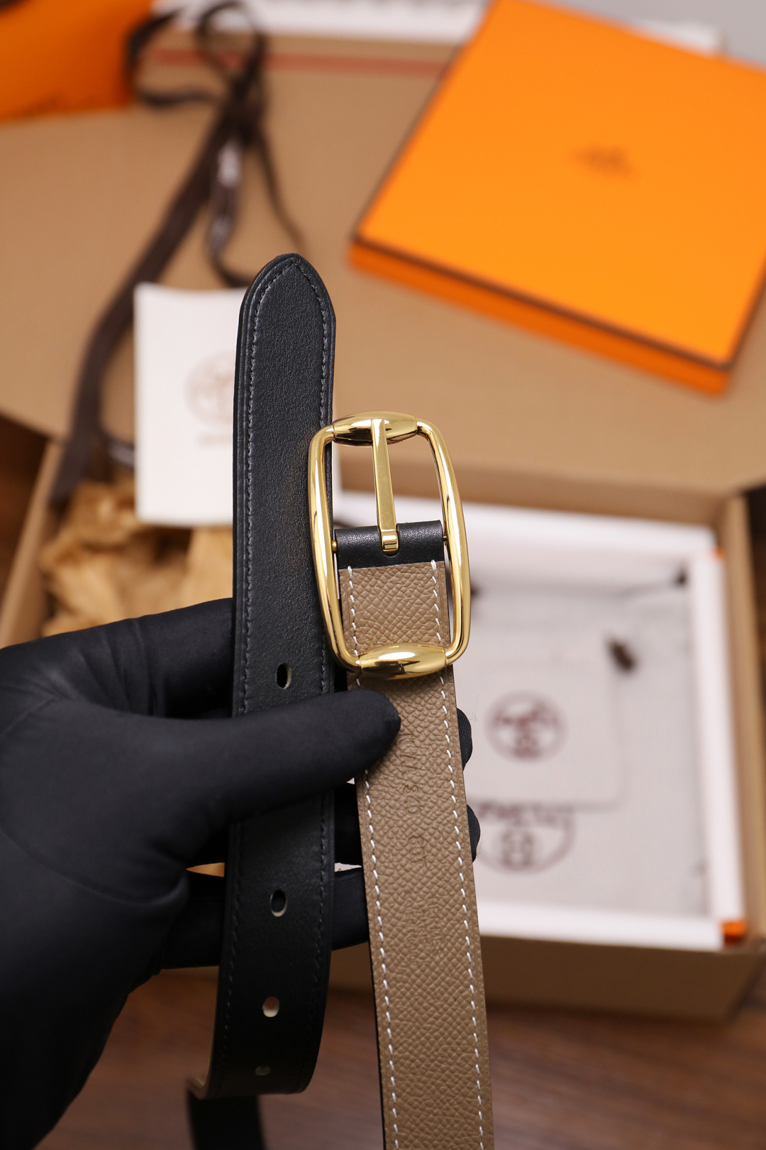 爱马仕 女士腰带 春夏最新款式 宽度2.5CM 纯进口好皮，全粒面EP掌纹皮，2,0厚小牛皮底皮，皮质柔