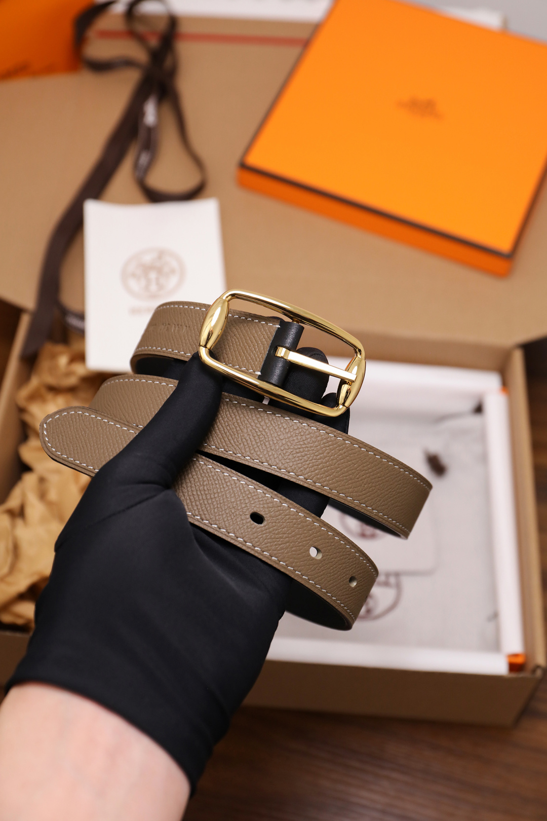 爱马仕 女士腰带 春夏最新款式 宽度2.5CM 纯进口好皮，全粒面EP掌纹皮，2,0厚小牛皮底皮，皮质柔