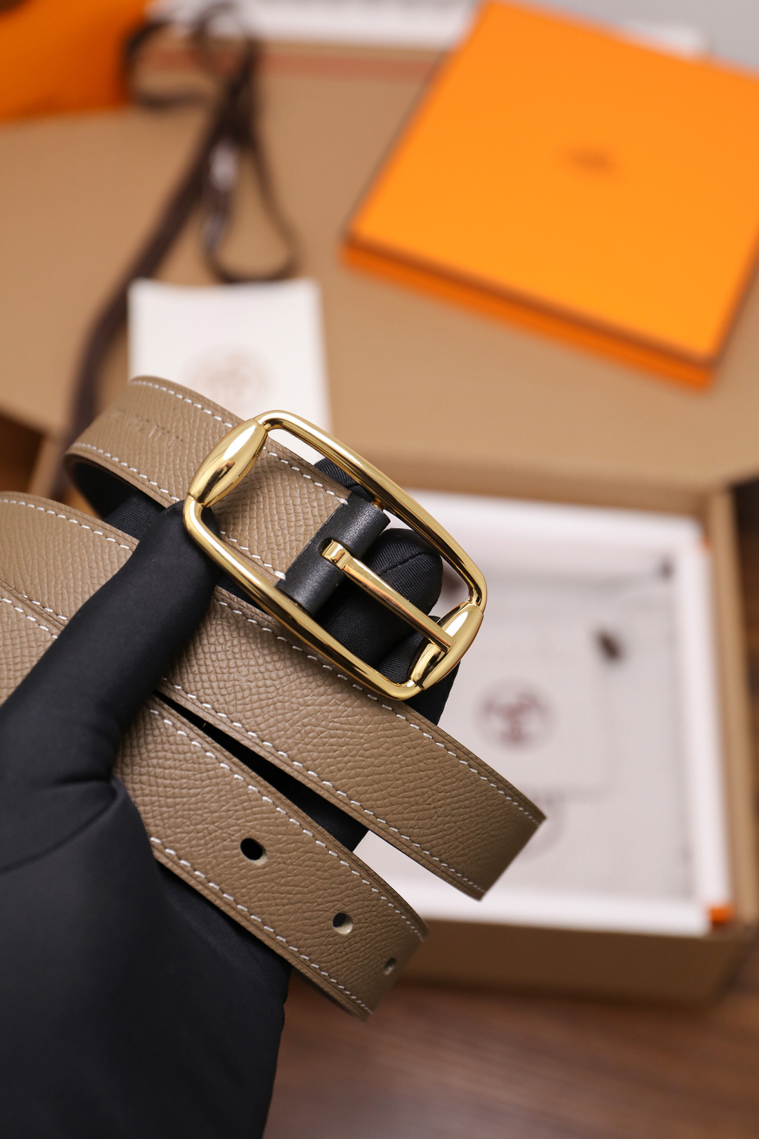 爱马仕 女士腰带 春夏最新款式 宽度2.5CM 纯进口好皮，全粒面EP掌纹皮，2,0厚小牛皮底皮，皮质柔