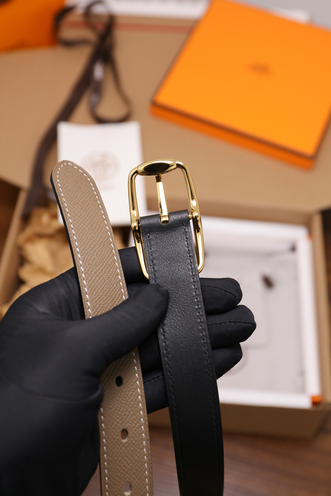 爱马仕 女士腰带 春夏最新款式 宽度2.5CM 纯进口好皮，全粒面EP掌纹皮，2,0厚小牛皮底皮，皮质柔