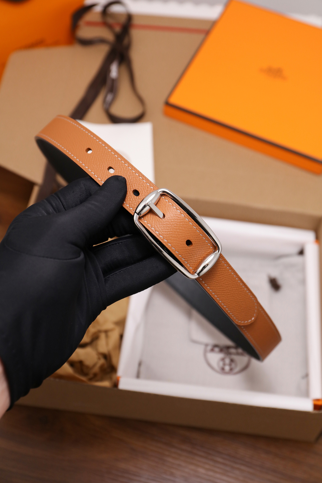 爱马仕 女士腰带 春夏最新款式 宽度2.5CM 纯进口好皮，全粒面EP掌纹皮，2,0厚小牛皮底皮，皮质柔