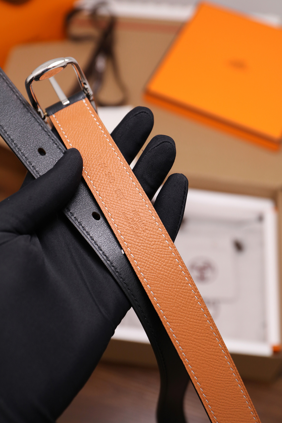 爱马仕 女士腰带 春夏最新款式 宽度2.5CM 纯进口好皮，全粒面EP掌纹皮，2,0厚小牛皮底皮，皮质柔