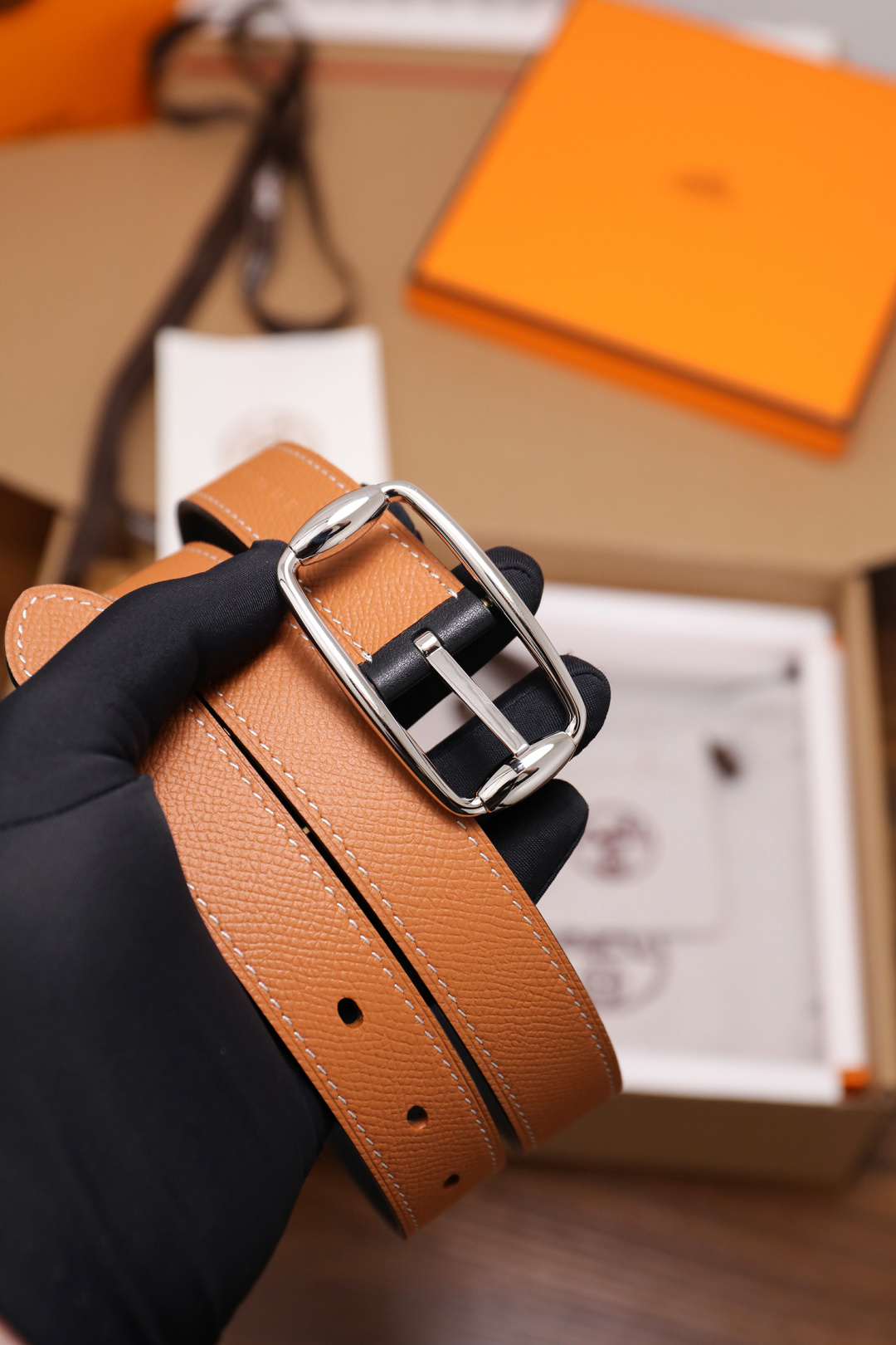 爱马仕 女士腰带 春夏最新款式 宽度2.5CM 纯进口好皮，全粒面EP掌纹皮，2,0厚小牛皮底皮，皮质柔