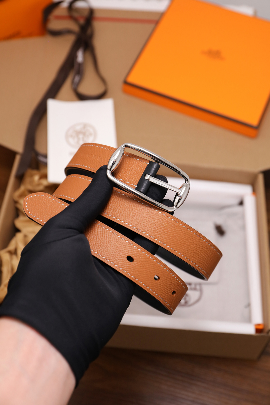 爱马仕 女士腰带 春夏最新款式 宽度2.5CM 纯进口好皮，全粒面EP掌纹皮，2,0厚小牛皮底皮，皮质柔