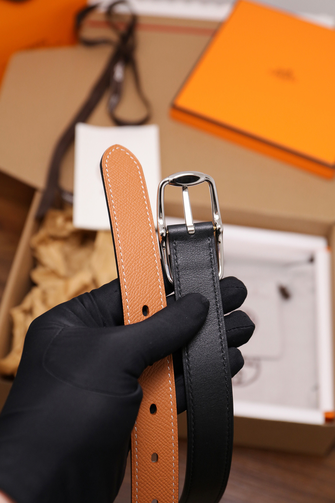 爱马仕 女士腰带 春夏最新款式 宽度2.5CM 纯进口好皮，全粒面EP掌纹皮，2,0厚小牛皮底皮，皮质柔