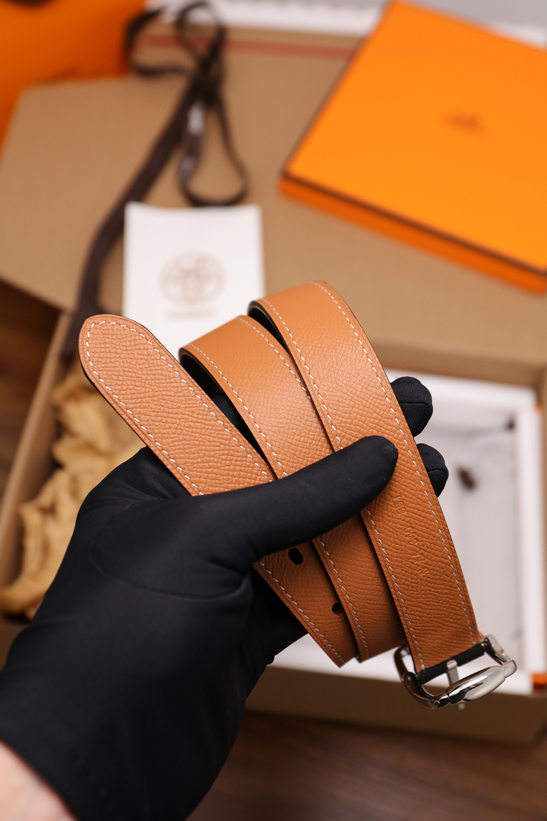 爱马仕 女士腰带 春夏最新款式 宽度2.5CM 纯进口好皮，全粒面EP掌纹皮，2,0厚小牛皮底皮，皮质柔