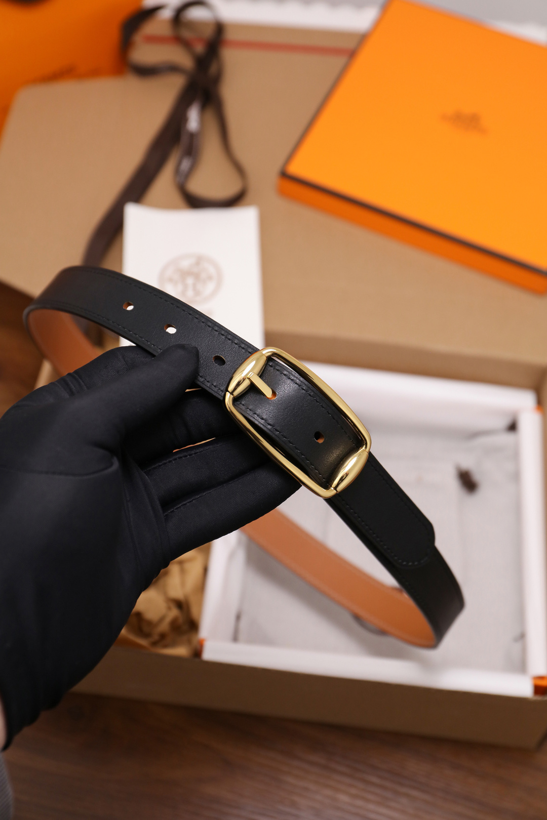 爱马仕 女士腰带 春夏最新款式 宽度2.5CM 纯进口好皮，全粒面EP掌纹皮，2,0厚小牛皮底皮，皮质柔