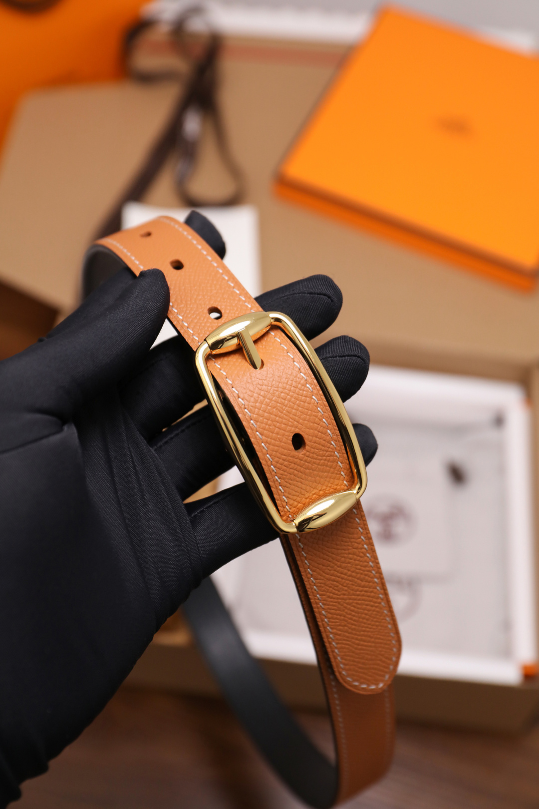 爱马仕 女士腰带 春夏最新款式 宽度2.5CM 纯进口好皮，全粒面EP掌纹皮，2,0厚小牛皮底皮，皮质柔