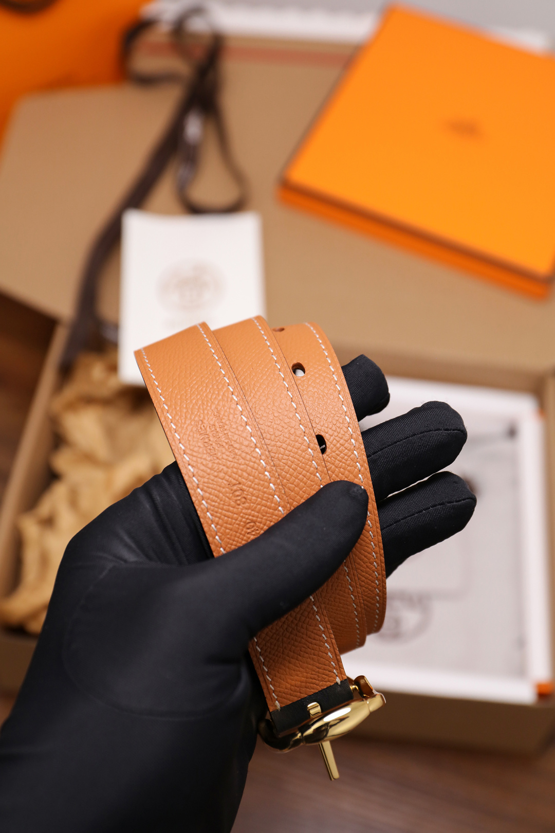 爱马仕 女士腰带 春夏最新款式 宽度2.5CM 纯进口好皮，全粒面EP掌纹皮，2,0厚小牛皮底皮，皮质柔