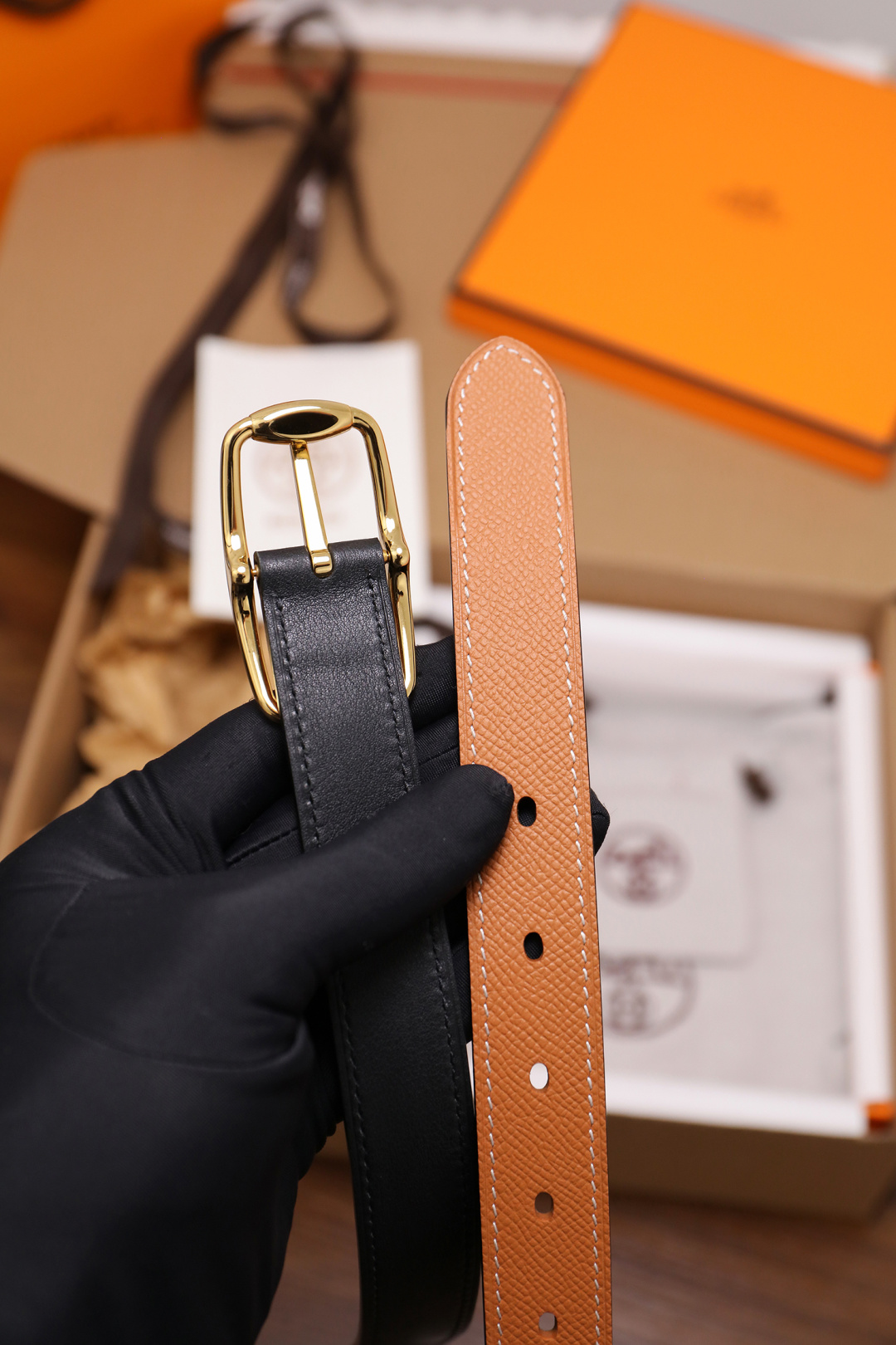 爱马仕 女士腰带 春夏最新款式 宽度2.5CM 纯进口好皮，全粒面EP掌纹皮，2,0厚小牛皮底皮，皮质柔