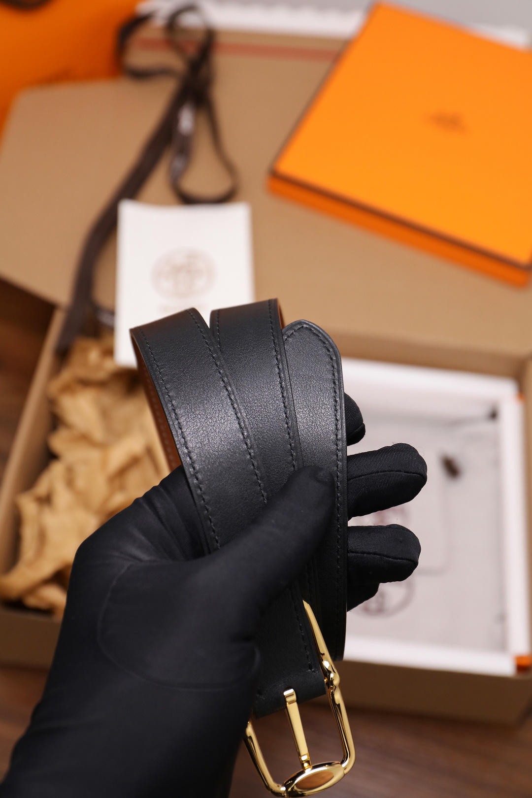 爱马仕 女士腰带 春夏最新款式 宽度2.5CM 纯进口好皮，全粒面EP掌纹皮，2,0厚小牛皮底皮，皮质柔