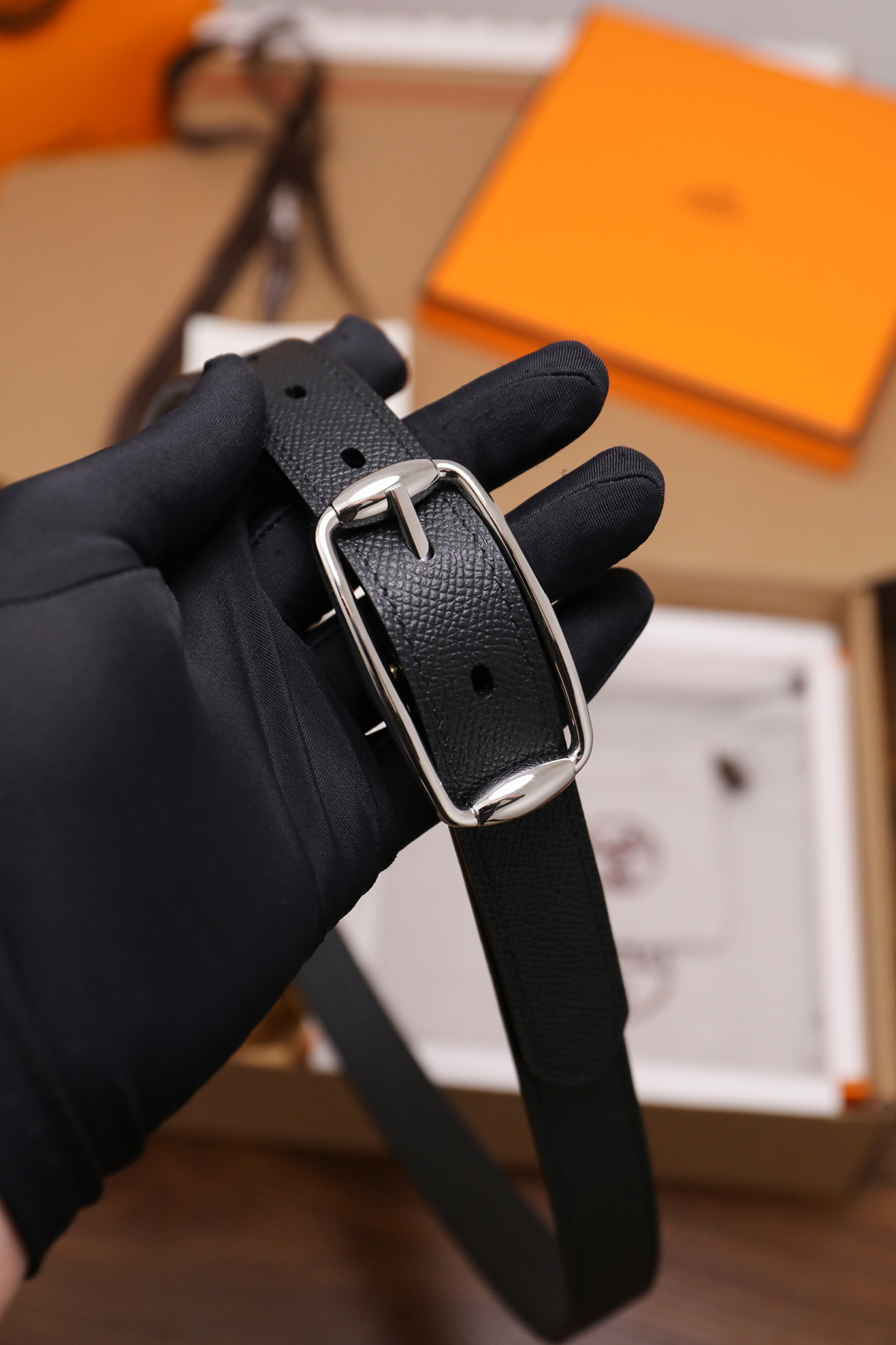 爱马仕 女士腰带 春夏最新款式 宽度2.5CM 纯进口好皮，全粒面EP掌纹皮，2,0厚小牛皮底皮，皮质柔