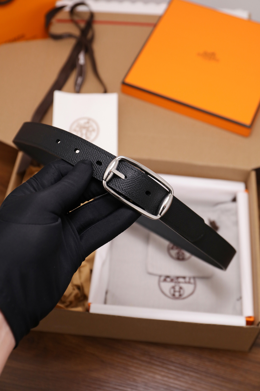 爱马仕 女士腰带 春夏最新款式 宽度2.5CM 纯进口好皮，全粒面EP掌纹皮，2,0厚小牛皮底皮，皮质柔