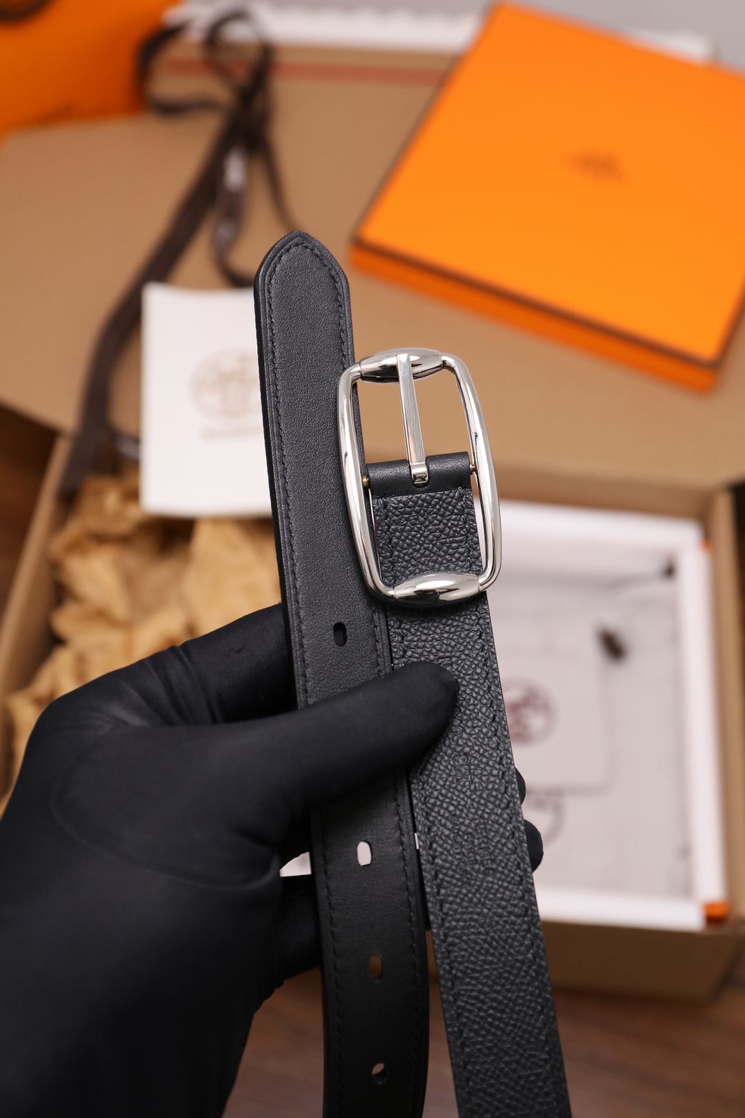 爱马仕 女士腰带 春夏最新款式 宽度2.5CM 纯进口好皮，全粒面EP掌纹皮，2,0厚小牛皮底皮，皮质柔